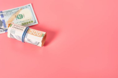 Pembe arka planda farklı banknotlar. Emekli maaşları, maaşlar. Banka kredisi. İş konsepti