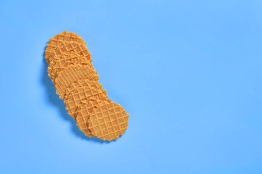 Mor arka planda bir sürü ince yuvarlak waffle dağılmış. Kilo verme konsepti. Üst Manzara. Boşluğu kopyala