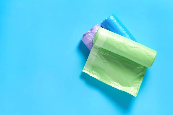 Szétszórt Tekercsek Eldobható Műanyag Szemeteszsák Kék Háttér Másold Helyet Felülnézet — Stock Fotó