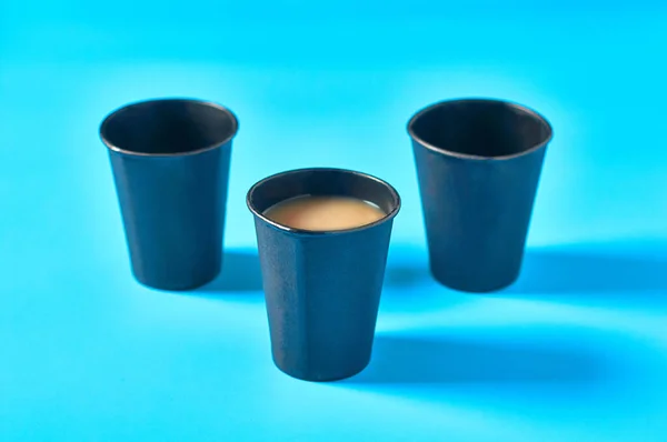 Bicchiere Cartone Nero Pieno Due Bicchieri Vuoti Bevande Calde Sfondo — Foto Stock