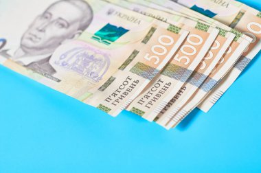 Mavi arka planda Ukrayna parası. Emekli maaşları, maaşlar. Banka kredisi. İş konsepti