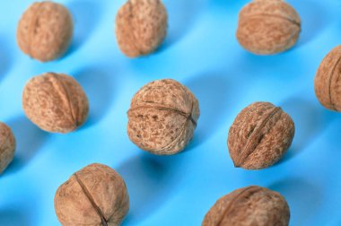 Mavi arka planda bütün olgun cevizleri serpiştirdim.