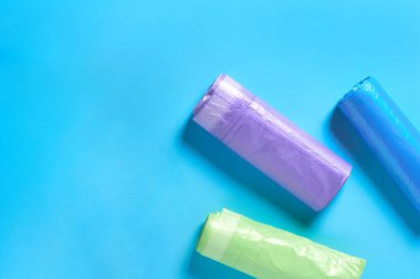 Mavi arka planda tek kullanımlık plastik çöp torbaları. Uzayı kopyala Üst görünüm