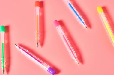 Pembe tezgahta kırtasiye aksesuarları olan bir işyeri. İş ya da okul konseptine dönmek. Sekreterler çalışma alanı