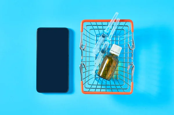 Smartphone Perto Diferentes Medicamentos Cesta Mercado Fundo Azul Saúde Medicina — Fotografia de Stock