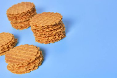 Mor arka planda ince yuvarlak waffle yığınları. Kilo verme konsepti. Boşluğu kopyala