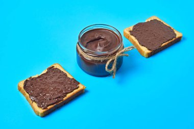 Mutfaktaki mavi masada duran vanilyalı ekmeğin yanında erimiş çikolata ya da kremayla dolu tek cam şeffaf kavanoz var. Besleyici kahvaltı ya da öğle yemeği kavramı