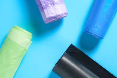 Mavi arka planda tek kullanımlık plastik çöp torbaları. Üst Manzara. Yakın plan.