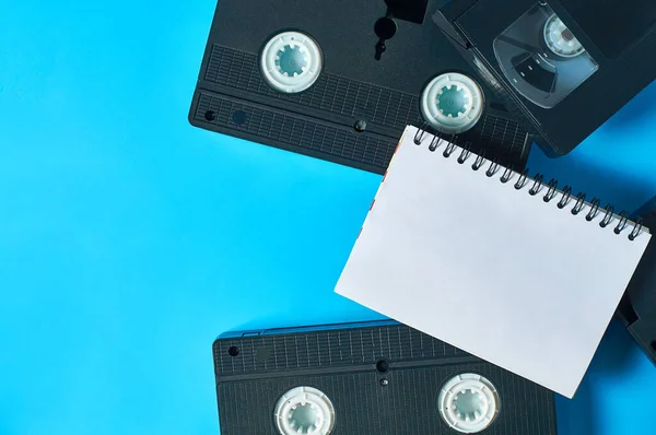 Разбросаны Многие Черные Старые Пластиковые Кассеты Vhs Видеокассеты Рядом Пустым — стоковое фото