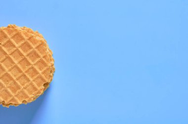 Mor arka planda ince yuvarlak waffle yığınları. Kilo verme konsepti. Üst Manzara. Boşluğu kopyala