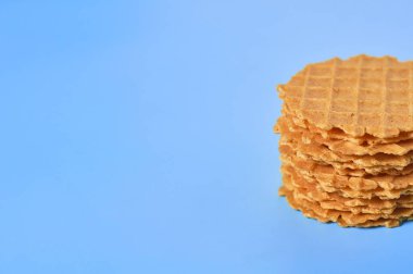 Mor arka planda ince yuvarlak waffle yığınları. Kilo verme konsepti. Boşluğu kopyala