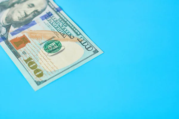 Billete Cien Dólares Sobre Fondo Azul Pago Pensiones Salarios Préstamo —  Fotos de Stock