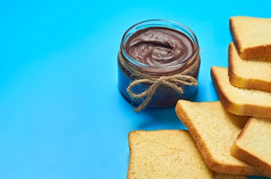 Mutfaktaki mavi masada duran vanilyalı ekmeğin yanında erimiş çikolata ya da kremayla dolu tek cam şeffaf bir kavanoz var. Besleyici kahvaltı ya da öğle yemeği kavramı