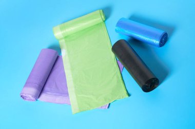 Mavi arka planda tek kullanımlık plastik çöp torbaları. Yakın plan.