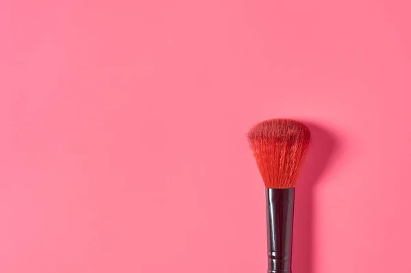 Μαλακό Πινέλο Καλλυντικών Για Ρουζ Ροζ Φόντο Έννοια Ομορφιάς Και — Φωτογραφία Αρχείου