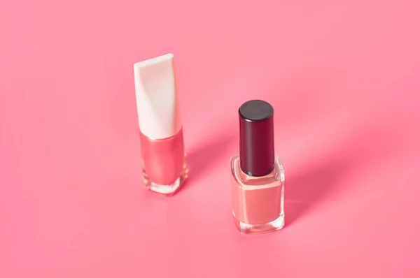 Dwie Butelki Luksusowego Lakieru Paznokci Różowym Tle Koncepcja Piękna Mody — Zdjęcie stockowe