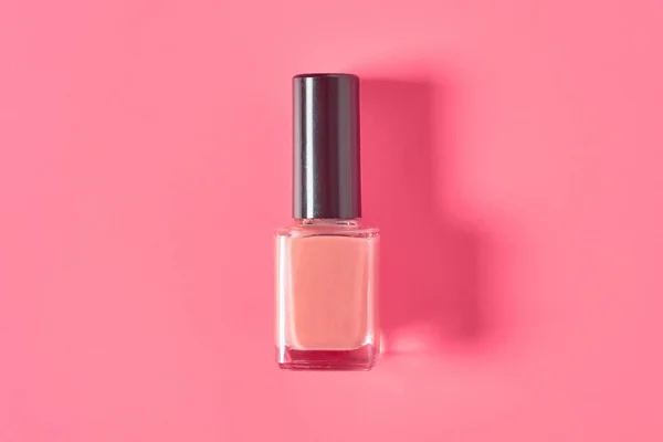 全瓶豪华指甲油粉红色背景 美感与时尚概念 — 图库照片