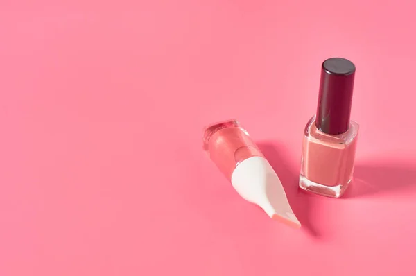 Dwie Butelki Luksusowego Lakieru Paznokci Różowym Tle Koncepcja Piękna Mody — Zdjęcie stockowe