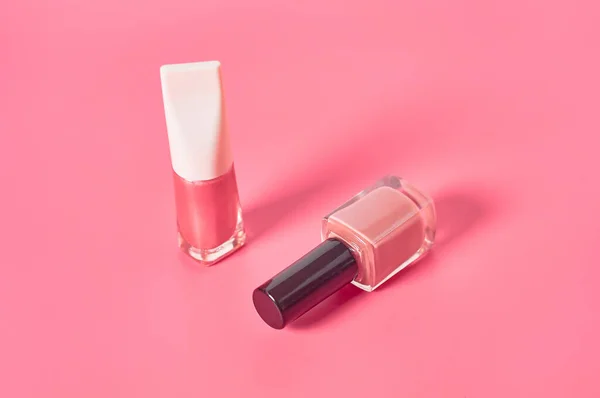 Dos Botellas Esmalte Uñas Lujo Sobre Fondo Rosa Concepto Belleza —  Fotos de Stock