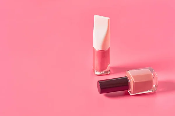 Dos Botellas Esmalte Uñas Lujo Sobre Fondo Rosa Concepto Belleza —  Fotos de Stock