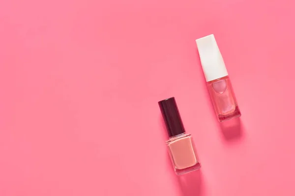 Duas Garrafas Verniz Unhas Luxo Fundo Rosa Conceito Beleza Moda — Fotografia de Stock
