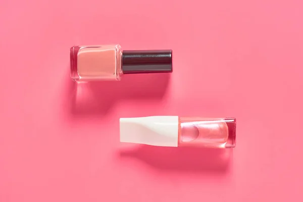 两瓶粉色背景的豪华指甲油 美感与时尚概念 — 图库照片