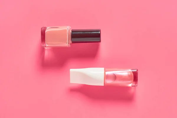 Dos Botellas Esmalte Uñas Lujo Sobre Fondo Rosa Concepto Belleza —  Fotos de Stock