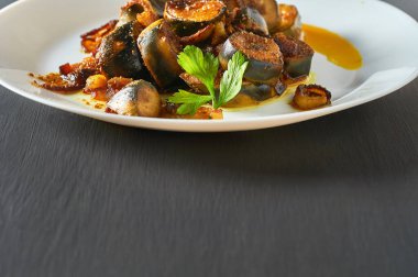 Beton masadaki restoranda soğanlı ve körili kızarmış muz servis ettim.