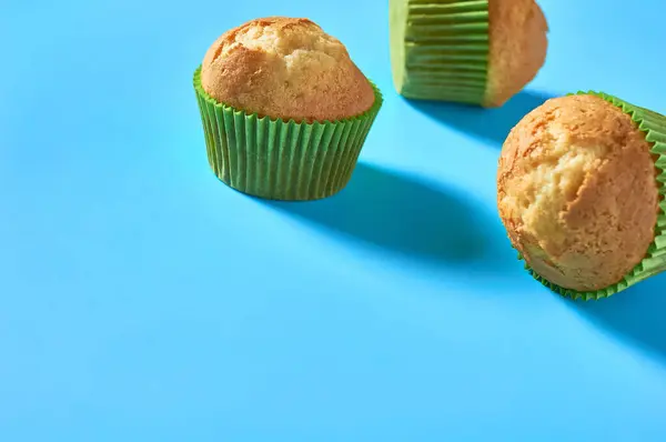 Jeden Načechraný Muffin Zelené Papírové Plísni Modrém Pozadí Kopírovat Prostor — Stock fotografie