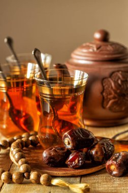 Tarihleri ile çay. Seçici odak. Tonlu görüntü