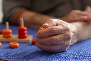 İnme rehabilitasyonu sonrası yaşlı kişi.