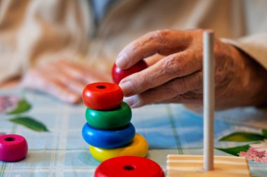 Hafızasını kaybetmiş bir hasta yaşlı adam için bakım