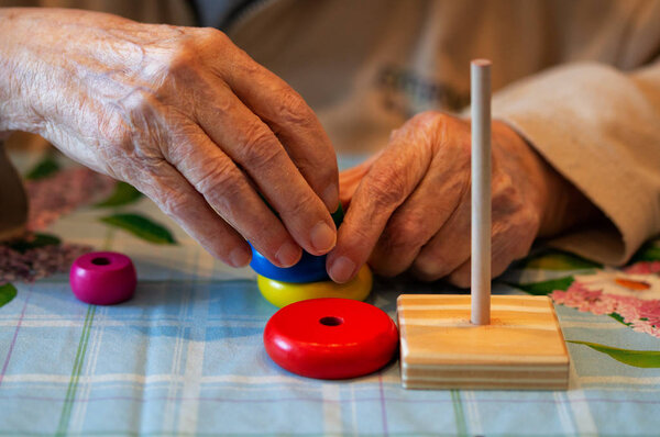 Care for a sick elderly man who has lost his memory