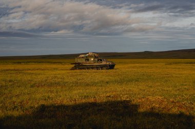 Sonbahar tundra boyunca Rusya'nın uzak doğusunda Gezi