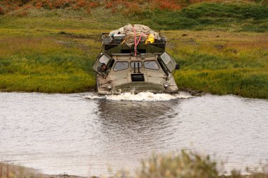 Sonbahar tundra boyunca Rusya'nın uzak doğusunda Gezi