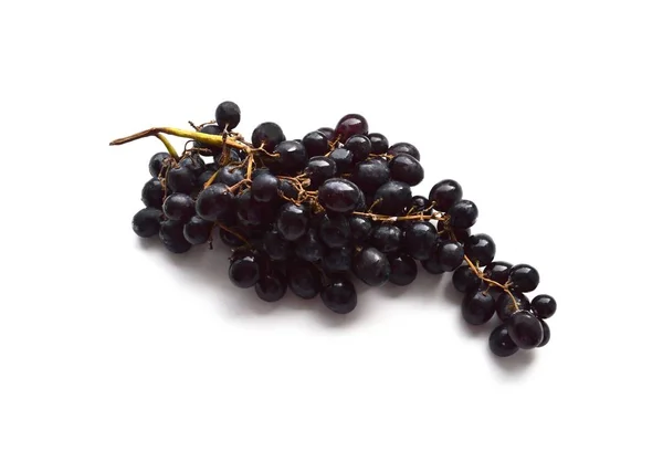 串在白色背景上的黑色葡萄 — 图库照片