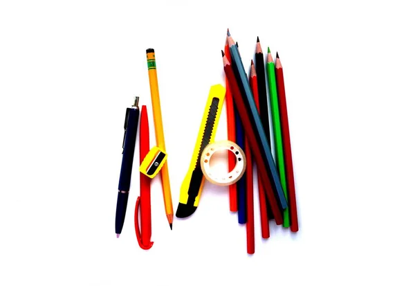 彩色铅笔和学校用品的白色背景 — 图库照片