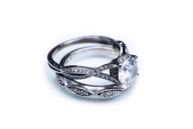 Nişan yüzüğü ve Alyans beyaz arka plan üzerinde