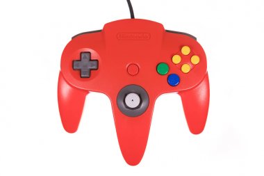 Kırmızı Nintendo 64 Video Oyun Kumandasının Yakın Çekimi