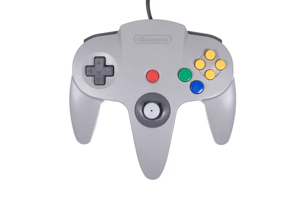 Un primer plano de un controlador de videojuegos gris para Nintendo 64 —  Fotos de Stock