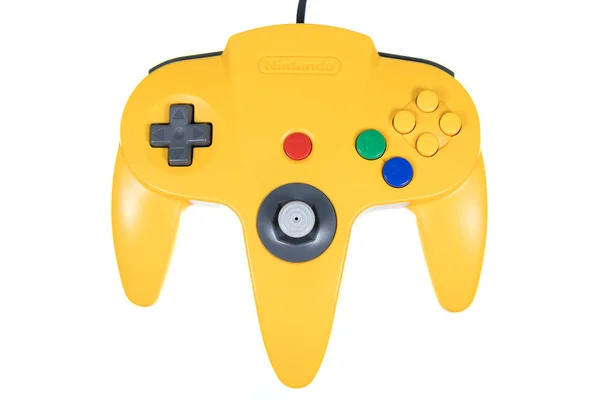 Un primer plano de un controlador de videojuegos amarillo para Nintendo 64 — Foto de Stock