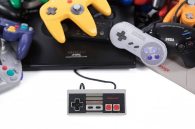 Retro Oyun Contr bir yığın önünde bir Nintendo Nes denetleyicisi