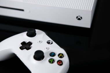 Microsoft Xbox One Video Oyun Sistemi'nde oyun oynama