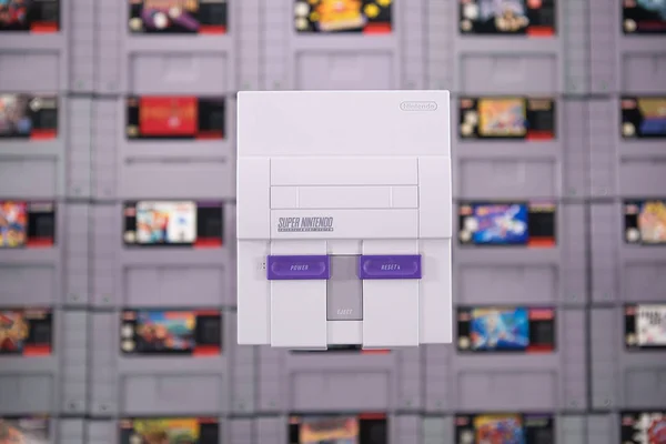 Ein Nintendo Snes klassisches System, das über Snes-Patronen schwebt — Stockfoto