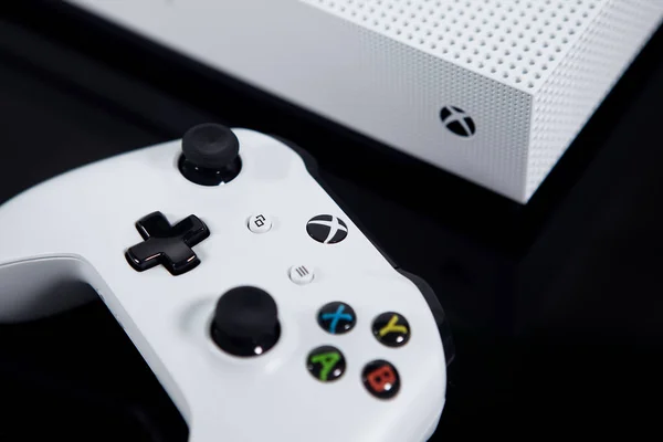 Um sistema branco de XBOX One S e controlador no preto — Fotografia de Stock