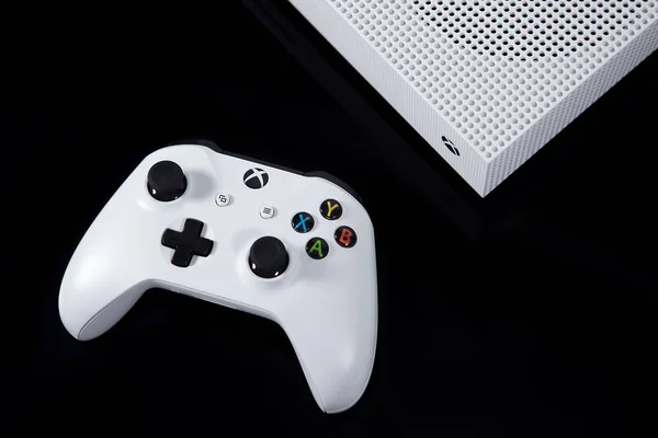 Microsoft's XBOX One S Video Game System and Controller — Stock Photo, Image