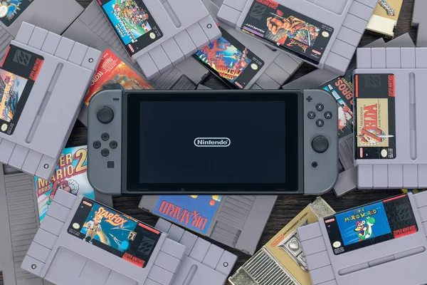 Playing Retro Games on the Nintendo Switch — Stock Photo, Image