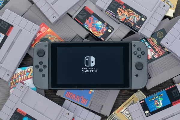 Alte Spiele auf dem Nintedo Switch spielen lizenzfreie Stockfotos