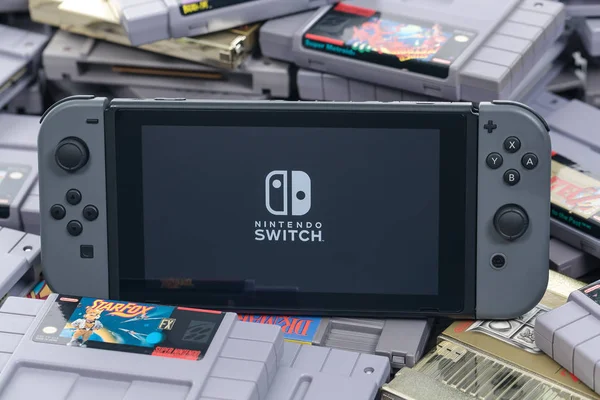 Granie w NES i SNES Games na Nintendo Switch — Zdjęcie stockowe