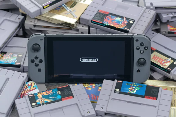Eine Nintendo Switch, die hochfährt — Stockfoto
